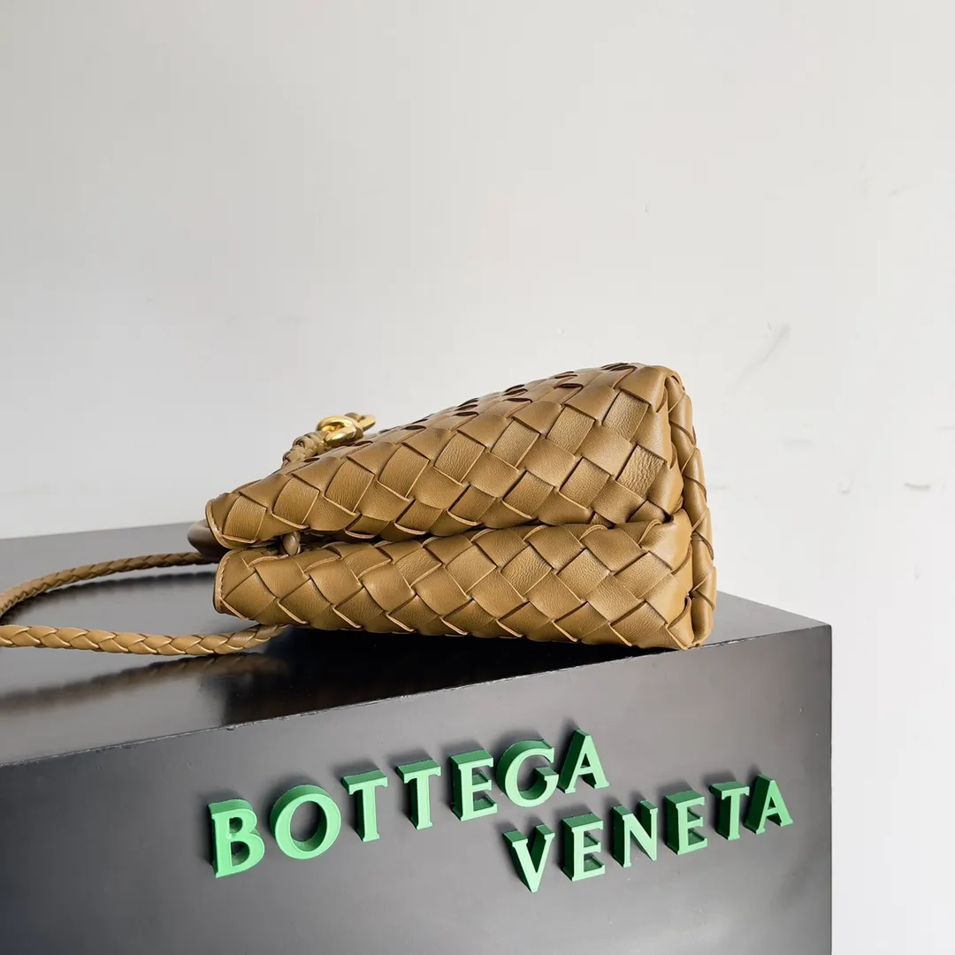 The 2023 new Andiamo batch of 1860 BV has been shipped‼ ️Really popular🔥The new Andiamo woven handbag launched by Bottega Veneta this season is really popular all over the world! ! Celebrities at home and abroad have worn it, and Oscar-winning actress Michelle Yeoh has taken it out on the street. Song Jia, Trai Yara, Yu Feihong, Sanji Ayaka, Rosie Hunting-Whiteley, Yoshioka Riho, etc. have all picked up this bag. It is classic and versatile, showing off its temperament, and the bag capacity is also large, which is very convenient for daily commuting! ! A variety of carrying methods, the shoulder straps can be adjusted by yourself, the original lambskin feels soft and delicate, and the neutral style is made to break gender boundaries and bring a more practical and longer-lasting use experience. Andiamo, which has both elegant and casual styles, perfectly interprets the true appearance of "fashionable old money style". Style number: 743568 Size: 25*22*10.5cm